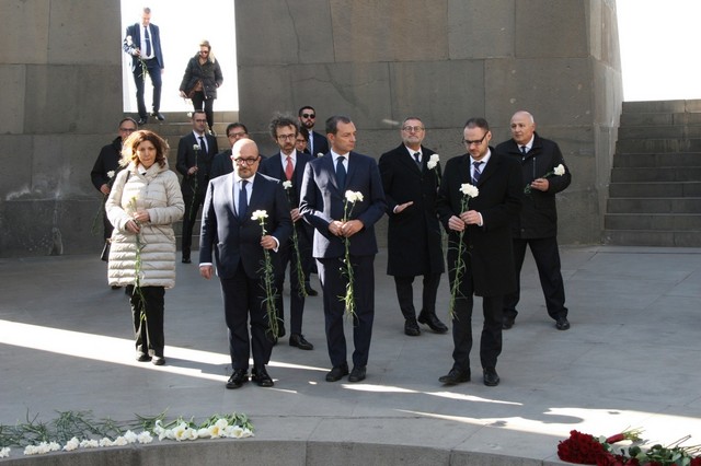 Իտալիայի մշակույթի նախարարը հարգանքի տուրք է մատուցել Հայոց ցեղասպանության զոհերի հիշատակին