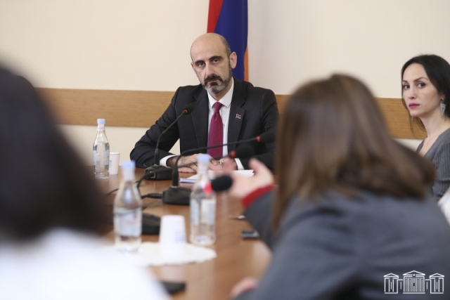 Դրական եզրակացություն է տրվել. առաջարկվում է անօրինական ներկրված դեղերի մինչեւ 5 փաթեթ հայտնաբերելու դեպքում տուգանք սահմանել նվազագույն աշխատավարձի 1000-ապատիկի չափով, ավելիի դեպքում` 2000-ապատիկի