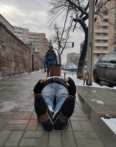 Վարդգես Գասպարին՝ ՀՀ ԱԺ շենքի առաջ գետնին պառկած․ «Վերադարձ անցյալին չի լինելու, չպետք է լինի»