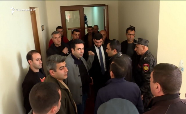 «Ներս մտավ Ալեն Սիմոնյանը, եւ իր գործողություններով այդ ներքին խառնաշփոթը կազմակերպեց». Սեյրան Օհանյանը՝ պատգամավորների վեճի մասին