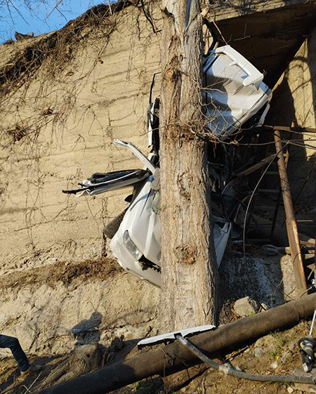“Mitsubishi Pajero iO” jatuh ke lembah, berakhir di antara pohon dan tembok.  pengemudi tewas di tempat  Di pagi hari