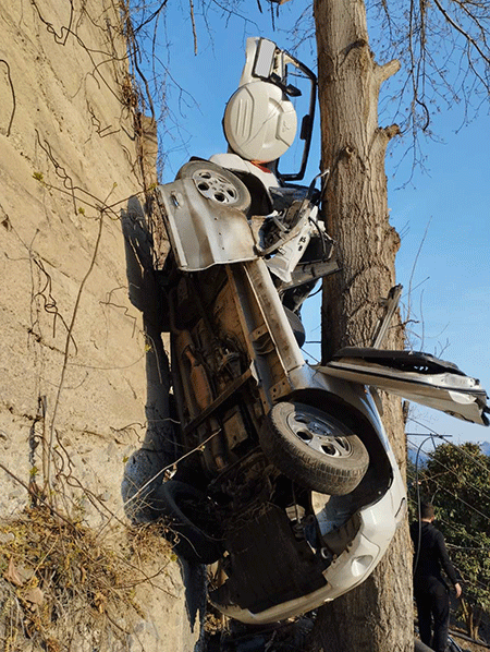«Mitsubishi Pajero iO»-ն ընկել ձորը՝ հայտնվելով ծառի և պատի արանքում. վարորդը տեղում մահացել է
