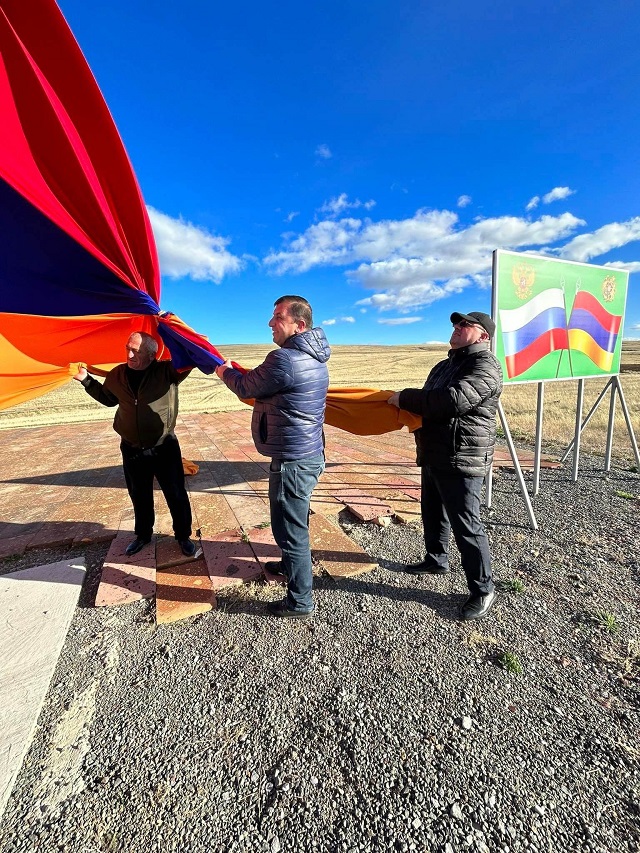 Հայոց նոր եռագույն` Անիի ավերակների դիմաց