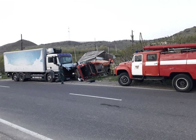Երևան-Մեղրի ավտոճանապարհին բախվել են «MAN» բեռնատարը և «Opel Zafira»-ն, որը կողաշրջվել է