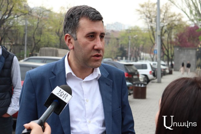 Աշոտ Փաշինյանի հետ մեքենայում եղել է զոհված զինծառայողի մայրը. Աշոտն է իր կամքով նստել մեքենան, հետո դուռը բացել, իրեն գցել ընթացքի մեջ