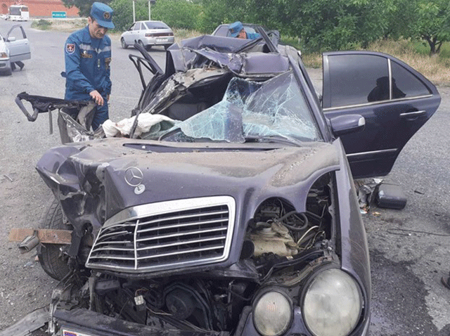 «Mercedes»-ը բախվել է կայանած «Zil» մակնիշի ավտոմեքենային