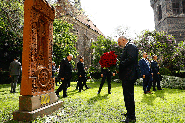 Փաշինյանը Պրահայում ծաղիկներ է խոնարհել Սուրբ Յինդրիխի և Կունհուտի եկեղեցու պուրակում հայ-չեխական բարեկամությանը նվիրված խաչքարի մոտ