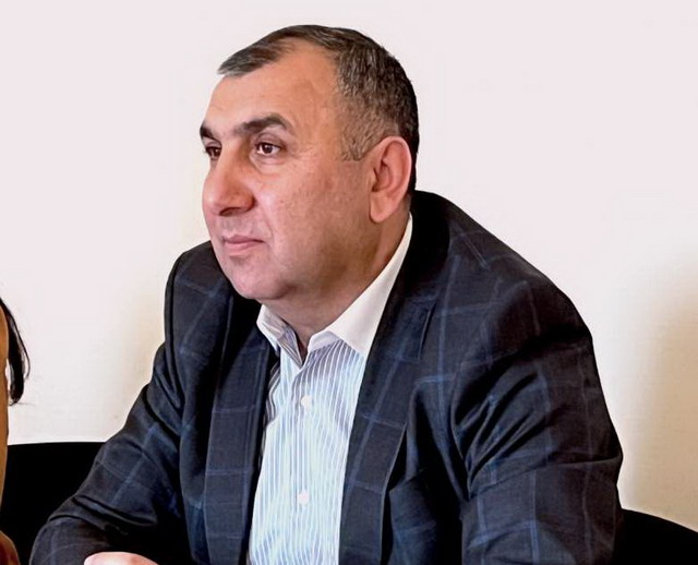 Միջադեպ ու ծեծկռտուք Սպիտակի համայնքապետի որդու եւ վարչական ղեկավարի ամուսնու միջեւ