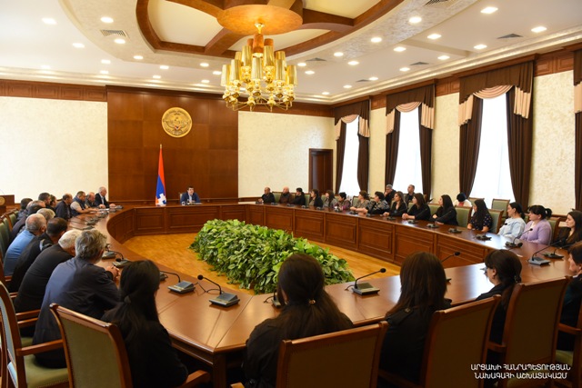 Զոհված զինծառայողների հարազատների հետ հանդիպմանը Արայիկ Հարությունյանն ընդգծել է այս ճգնաժամային պայմաններում ներքին կայունության անհրաժեշտությունը