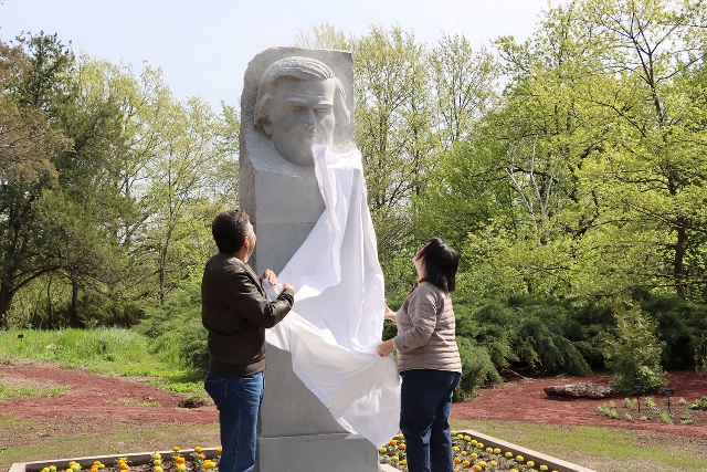 «King of Botany». Երևանի բուսաբանական այգում բացվեց Արմեն Թախտաջյանի կիսանդրին