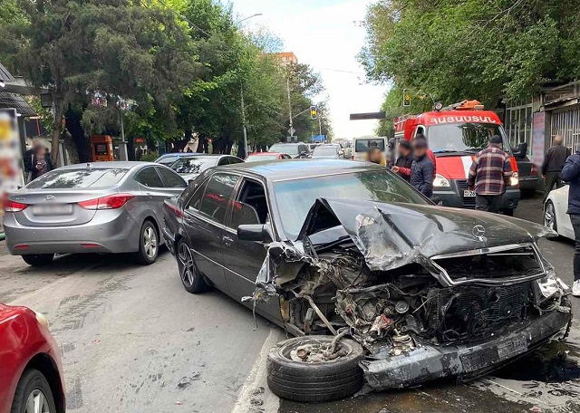 Ավտոմեքենան բախվել է մի քանի մեքենաների, տեղի է ունեցել վրաերթ