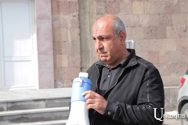 Հո ձեռքներս ծալած չե՞նք նստելու: Ես այս ակցիան սկսել եմ մենակ, հիմա հինգ հոգով ենք, ու վստահ եմ՝100 հազարների ենք հասնելու, եթե ոչ՝ 3 միլիոնի. Վահագն Չախալյան. «Հրապարակ»