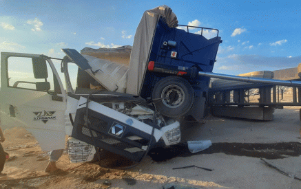 «Shacman» մակնիշի բեռնատարը ինքնաթափում կատարելիս կողաշրջվել է կայանած «Renault» բեռնատարի խցիկի վրա