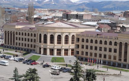 Չնչին աշխատավարձ ու բարձրացման ոչ մի հույս․ ինչպե՞ս են գոյատևում Գյումրու համայնքապետարանի աշխատակիցներից շատերը