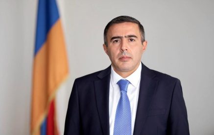 Լավագույն լուծումը մոտակա հոգեբուժարանում սանիտարների հետ բանավիճելն է. Բագրատ Միկոյանը՝ Փաշինյանին
