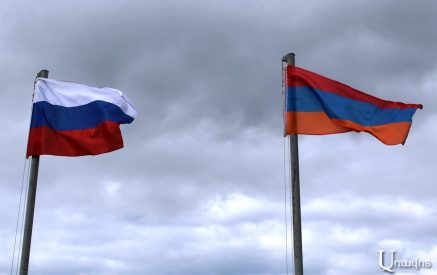 Արարատի մարզում ՌԴ զորքերի սահմանապահն ահազանգել է, որ 6 հոգի դանակով վնասել են ՀՀ և ՌԴ պետական դրոշներն ու զինանշանները. Shamshyan.com