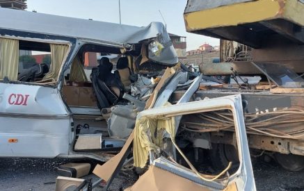 Խոշոր ավտովթար Երևանում. Mercedes Sprinter-ը բախվել է վերամբարձ կռունկին. կան վիրավորներ