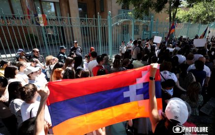 «Հերիք է կողքից նայեք, թե ինչպես է Ադրբեջանի խուժան քաղաքական խումբը փորձում ավարտել հայերի ցեղասպանությունը»․ բողոքի ցույց՝ Ֆրանսիայի դեսպանատան մոտ
