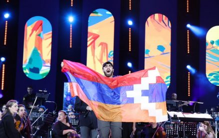Հայկական կոչվող ոստիկանությունը հայ մարդ է բռնում… Արցախի դրոշը ծածանելու համար․ «Փաստ»