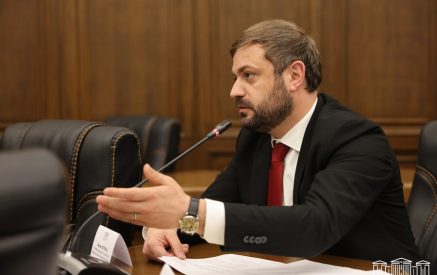 Պետք է ընտրություն կատարենք պատերազմի և արկածախնդրության կամ խաղաղության միջև. Պապոյան. «Իրավունք»