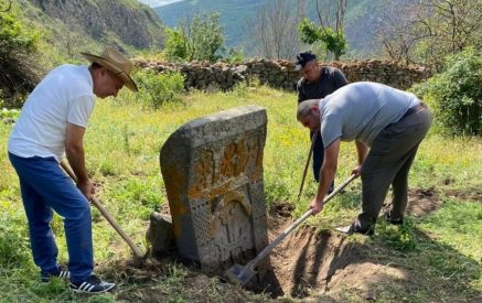 Թեքված խաչքարերն ուղղել են, ամրացրել, մաքրել