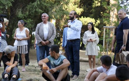 Արարատ Միրզոյանն այցելել է Դեբելի Ռտիչ վերականգնողական կենտրոն, որն օգոստոսի 26-ից սեպտեմբերի 3-ը ընդունում է 17 երեխա Հայաստանի սահմանամերձ բնակավայրերից