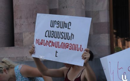 «Արցախն Ադրբեջանի կազմում ճանաչելը հակասում է Նիկոլ Փաշինյանի նախընտրական խոստումներին, ինքը դա անելու մանդատ չունի»․ բողոքի ցույց կառավարության մոտ