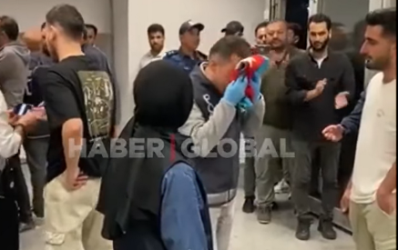 «Նայեք, թե ինչպես են Ադրբեջանի դրոշի հետ վարվում թուրք ոստիկանները և ինչպես են արձագանքում քաղաքացիները»