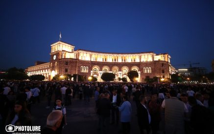 «Մեր տեղեկություններով վախկոտը կառավարության շենքում էր, բայց ինչ-որ տեղ է գնացել». Բագրատ սրբազան