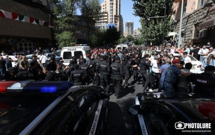 Ոստիկանները բերման ենթարկեցին պատգամավոր Մհեր Մելքոնյանին. Ամիրյանում բիրտ ուժ են կիրառում