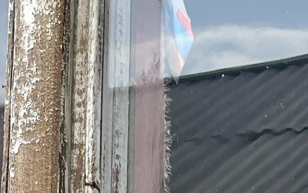 Օրվա կադրը. Ցողամարգում հանգրվանած ընտանիքը տան պատուհանին Արցախից իր հետ բերած դրոշն է խփել