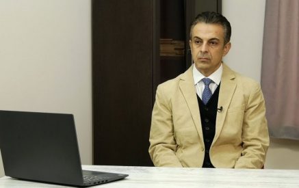 Տպավորություն է, որ Հայաստանում ինչ-որ աղանդ է գործում, որտեղ մարդիկ ուղղակի կրկնում են իրենց սեկտայի ղեկավարի խոսքերը՝ առանց հասկանալու, թե ինչ են ասում. Արթուր Խաչիկյան․ «Փաստ»
