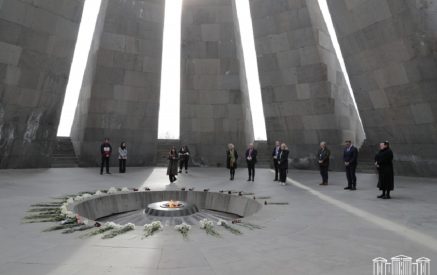 ԵԱՀԿ ԽՎ հյուրերը ծաղիկներ են խոնարհել Հայոց ցեղասպանության զոհերի հիշատակը հավերժացնող անմար կրակի մոտ