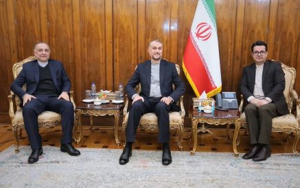 Իրանի ուշադրությունը պետք է սևեռված լինի այս տարածաշրջանում խաղաղության և կայունության հաստատմանը. Իրանի ԱԳՆ-ն հանդիպել է Հայաստանում և Ադրբեջանում Իրանի դեսպանների հետ