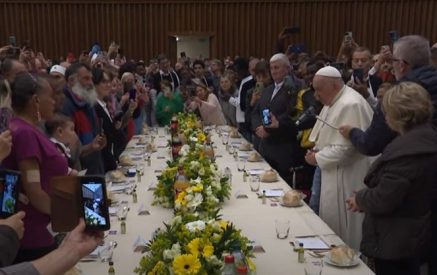 Ֆրանչիսկոս Սրբազան Քահանայապետը կէսօրուան ճաշը կիսեց 1.250 կարիքաւորներուն հետ․ Vatican News