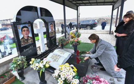 ՀՀ վարչապետի տիկին Աննա Հակոբյանը հյուրընկալվել է 44-օրյա պատերազմում անմահացած Մխիթար Գրիգորյանի տանը