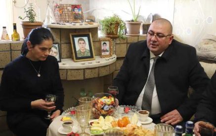 Շիրակի մարզպետն այցելել է 44-օրյա պատերազմում զոհված Հրաչ Մահտեսյանի մորը` Ալմաստ Հարությունյանին