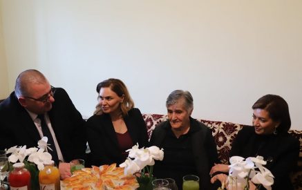 Աննա Հակոբյանը հյուրընկալվել է 44-օրյա պատերազմում անմահացած Հովհաննես Գրիգորյանի տանը, այցելել 82-ամյա Սեդա Յարալյանին