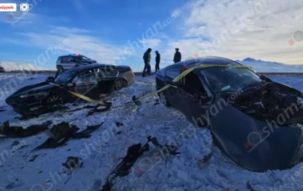 Արագածոտնի մարզում բախվել են Lexus GT300-ն ու Mazda 3-ը. ավտոմեքենաները հայտնվել են դաշտում, կա 6 վիրավոր. shamshyan.com
