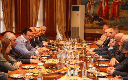 Գագիկ Ծառուկյանը տնտեսագետների հետ քննարկել է Հայաստանի տնտեսությանը վերաբերող խորքային հարցեր