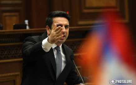 «Ես պնդում եմ, որ առաջին անգամ է Հայաստանի Հանրապետությունն ինքնուրույն գործում եւ առաջին անգամ է պետականության հիմքերը դնում»․ Ալեն Սիմոնյան
