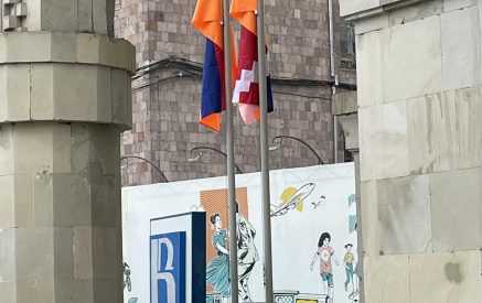 Նիկոլ Փաշինյանի գալուց առաջ Արցախի դրոշը «անհետացել» է Հանրային ռադիոյի շենքից. «Sputnik Արմենիա»