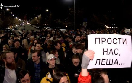 Նավալնիի մահից հետո ռուսաստանցիները ցույցի են դուրս եկել Երևանում` ՌԴ դեսպանատան մոտ