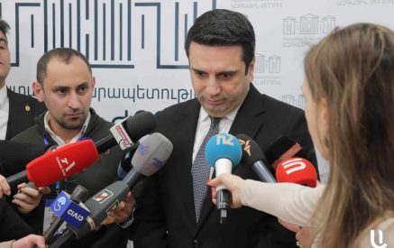 Խոսակցության ժամանակ իրավիճակն այնքան է լարվել, որ Ալեն Սիմոնյանի անվտանգության աշխատակիցները բռնել են լրագրողի ձեռքերը. «Ժողովուրդ»