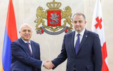 Դեսպան Սմբատյանը և Վրաստանի պաշտպանության նախարարը կարևորել են ռազմավարական գործընկերության մասին հռչակագրի ստորագրումը