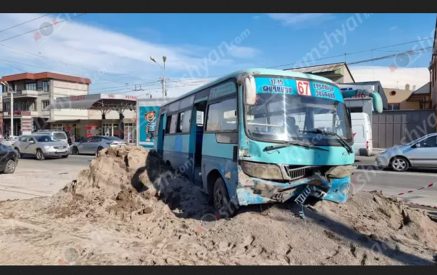 Երևանում բախվել են թիվ 67 երթուղու ավտոբուսը և 4 ավտոմեքենաներ. կան վիրավորներ. Shamshyan.com