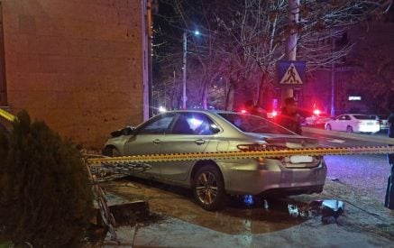 Անչափահաս տղան մեքենայով կոտրել է Արամ Մանուկյանի կիսանդրու մոտ տեղադրված ճաղավանդակն ու բախվել ՆԳՆ շենքի պատին. 20-ամյա ՌԴ քաղաքացուհին տեղափոխվել է հիվանդանոց