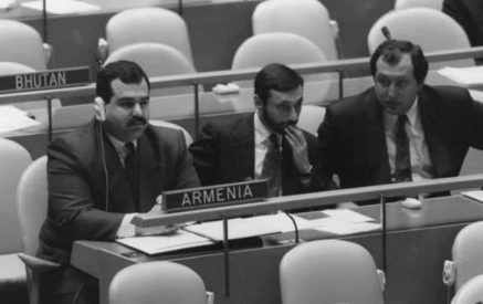 1992թ. մարտի 2-ին Նյու Յորքում բարձրացվեց Հայաստանի նորանկախ հանրապետության եռագույնը