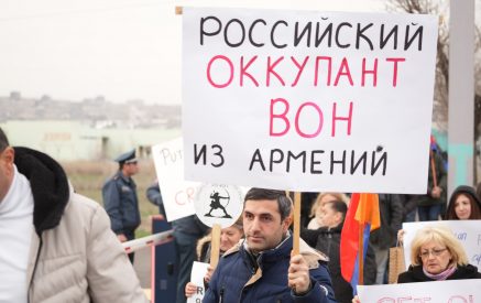 «Российский оккупант, вон из Армении»․ ԱԺԲ-ի ցույցը Զվարթնոց օդանավակայանում 