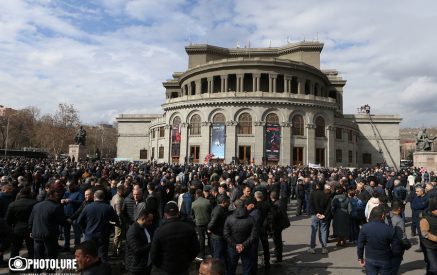 «Եթե չեք ուզում, որ մենք մնանք այստեղ, տղամարդկություն ունեցեք՝ ուղղակի դա ասեք»․ Արմեն Ասրյանը՝ ՀՀ կառավարությանը